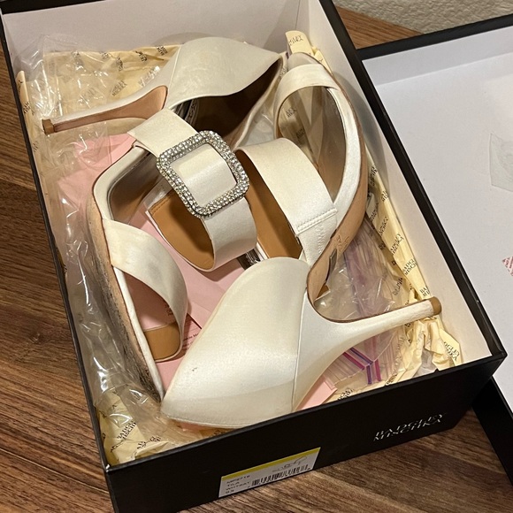 Badgley Mischka Buckle Pumps White Satin Size 9.5 - Picture 2 of 5